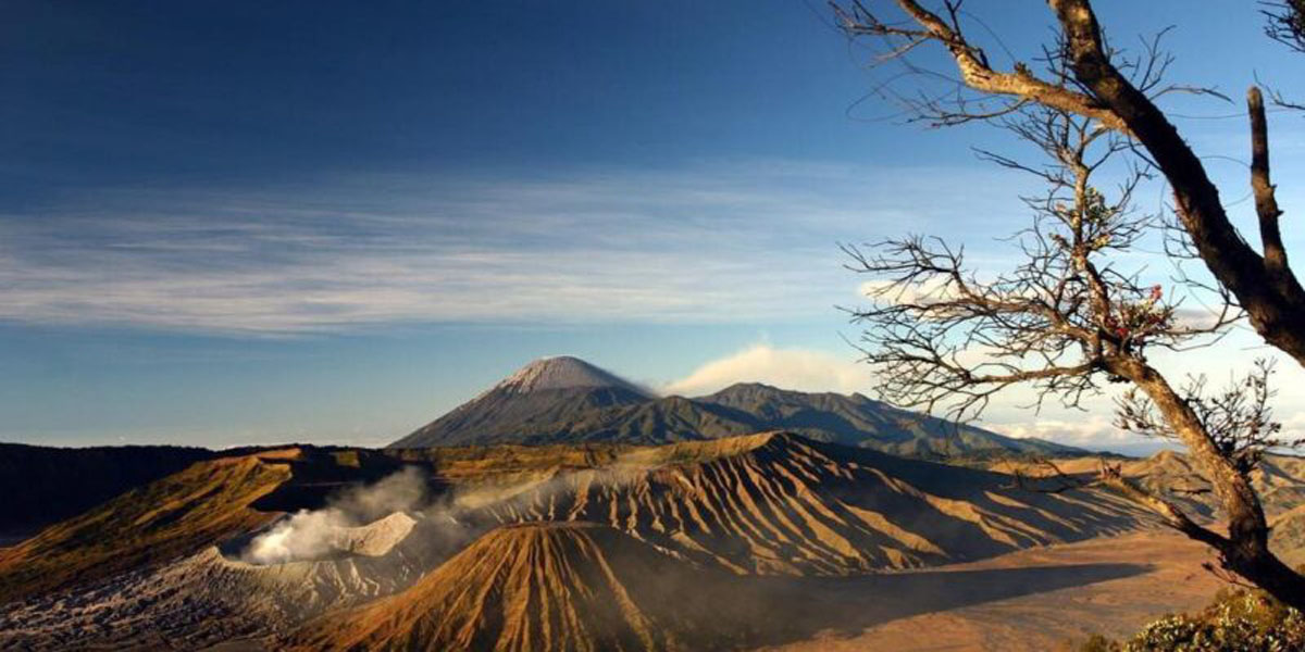 Gunung Semeru sebagai Destinasi Wisata Alam dan Dampaknya bagi Ekonomi Lokal.