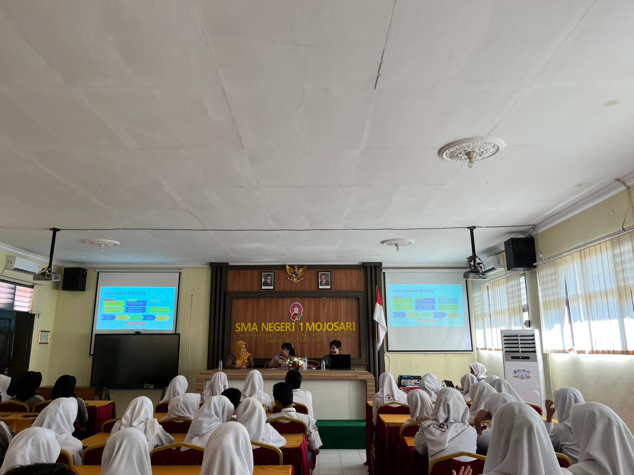 BERTAHAP: Siswa SMAN 1 Mojosari saat mengikuti pendampingan pembuatan akun SNPMB bersama guru BK, kemarin (4/2).
