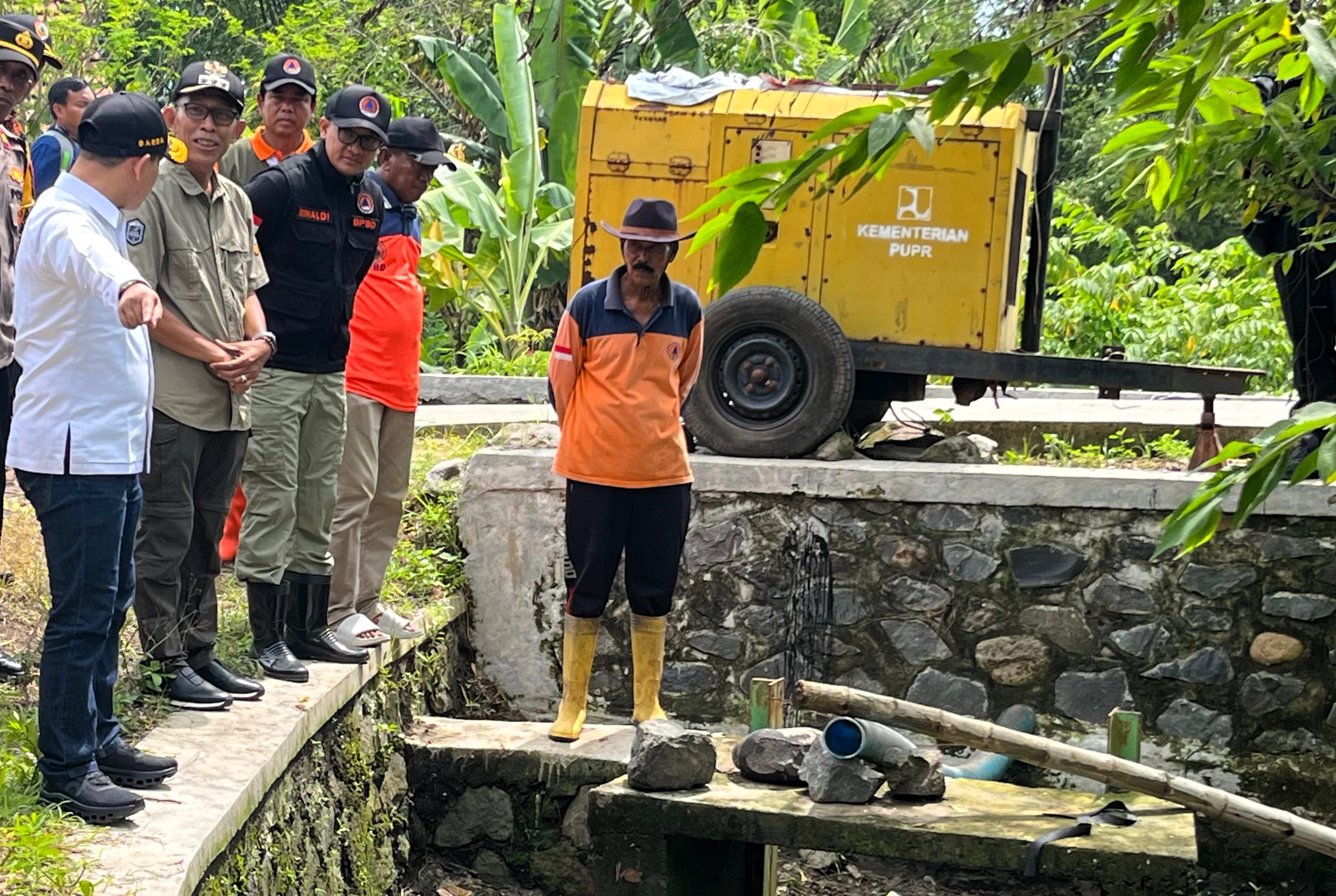 BUTUH SOLUSI: Bupati Mojokerto Muhammad Albarraa saat mengecek titik banjir luapan di Desa Banyulegi, Kecamatan Dawarblandong, Januari lalu.