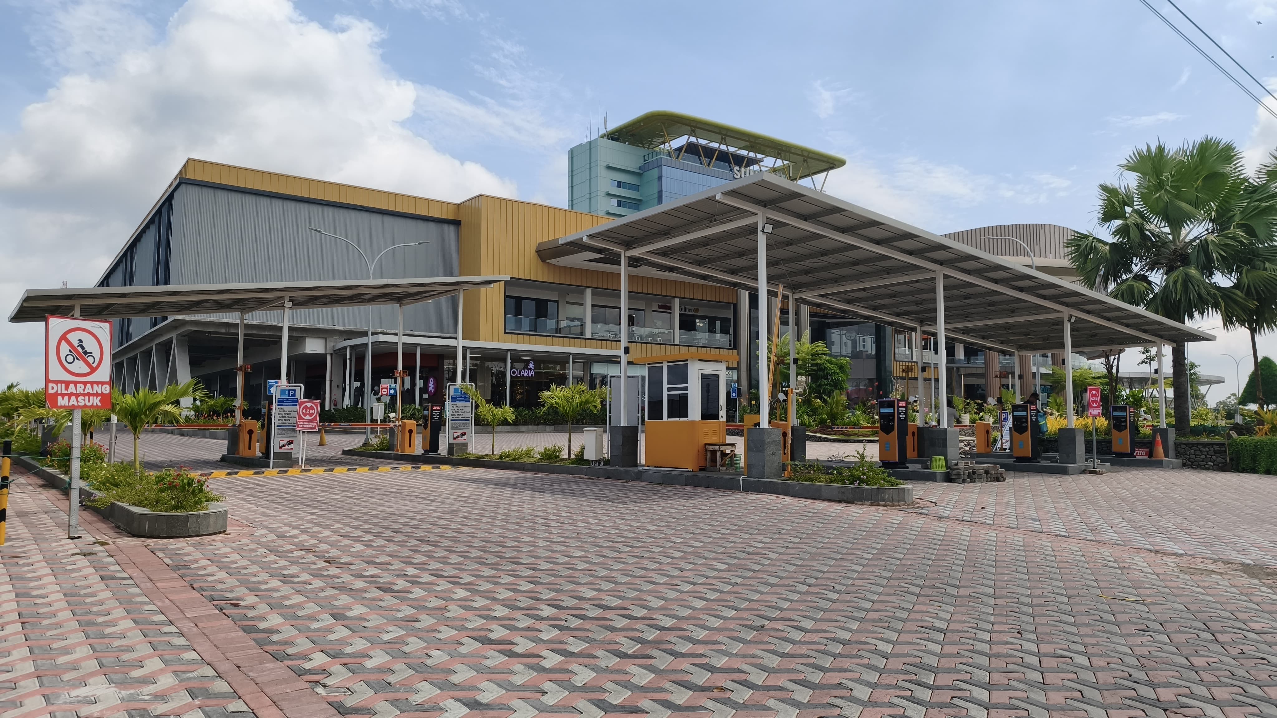 NEW GATE: Seluruh akses masuk kendaraan roda empat dialihkan melalui gate sebelah barat Sunrise Mall 2 Mojokerto.