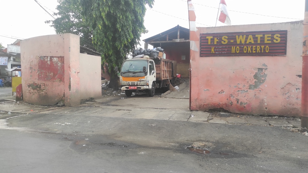 DITUTUP: Sampah rumah tangga terlihat menumpuk di depan rumah warga Kelurahan Wates, Kecamatan Magersari, Kota Mojokerto, kemarin (5/2).