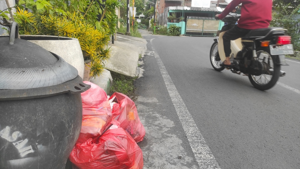 DITUTUP: Sampah rumah tangga terlihat menumpuk di depan rumah warga Kelurahan Wates, Kecamatan Magersari, Kota Mojokerto, kemarin (5/2).