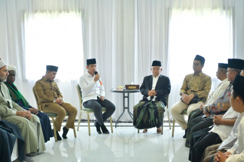 Wakil Presiden Gibran Rakabuming Raka (empat kiri) menyambangi Pondok Pesantren Amanatul Ummah di Desa Bendunganjati, Pacet, Mojokerto, Jawa Timur, Selasa (3/2/2026). (ANTARA/HO-BPMI Sekretariat Wakil