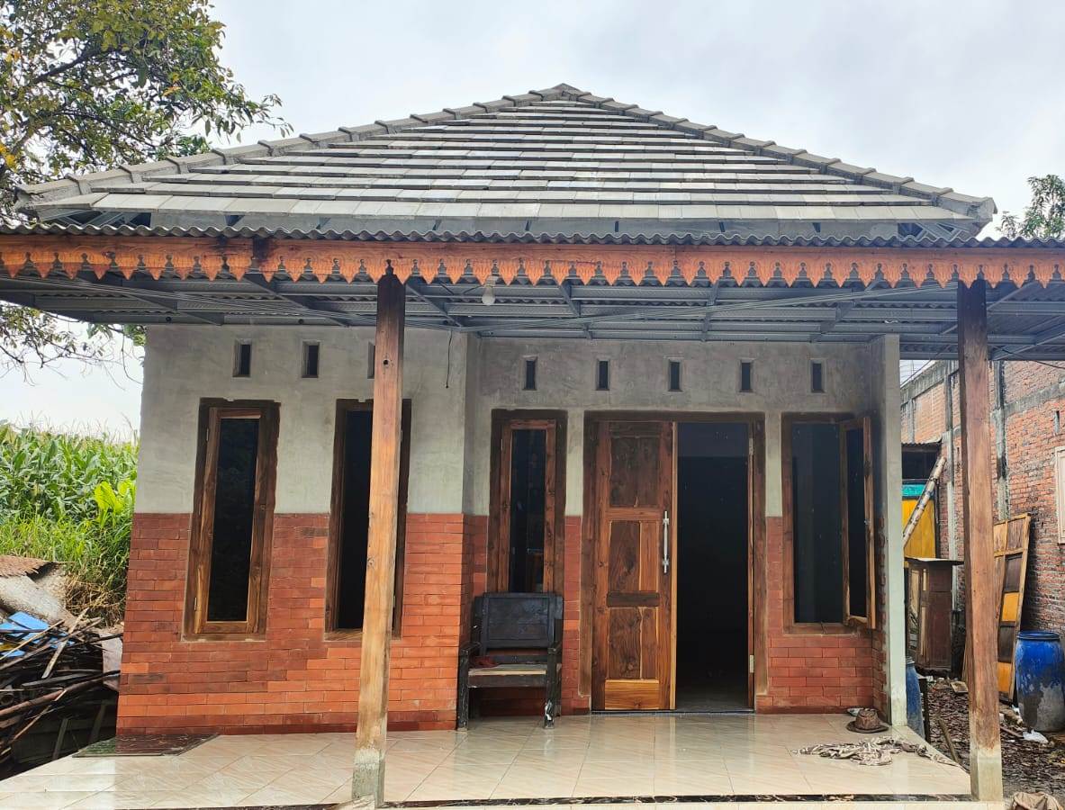 BERI MANFAAT: Salah satu rumah di Desa Lakardowo, Kecamatan Jetis, yang menjadi sasaran program bedah rumah tahun lalu kini kondisinya layak huni, kemarin (5/2).