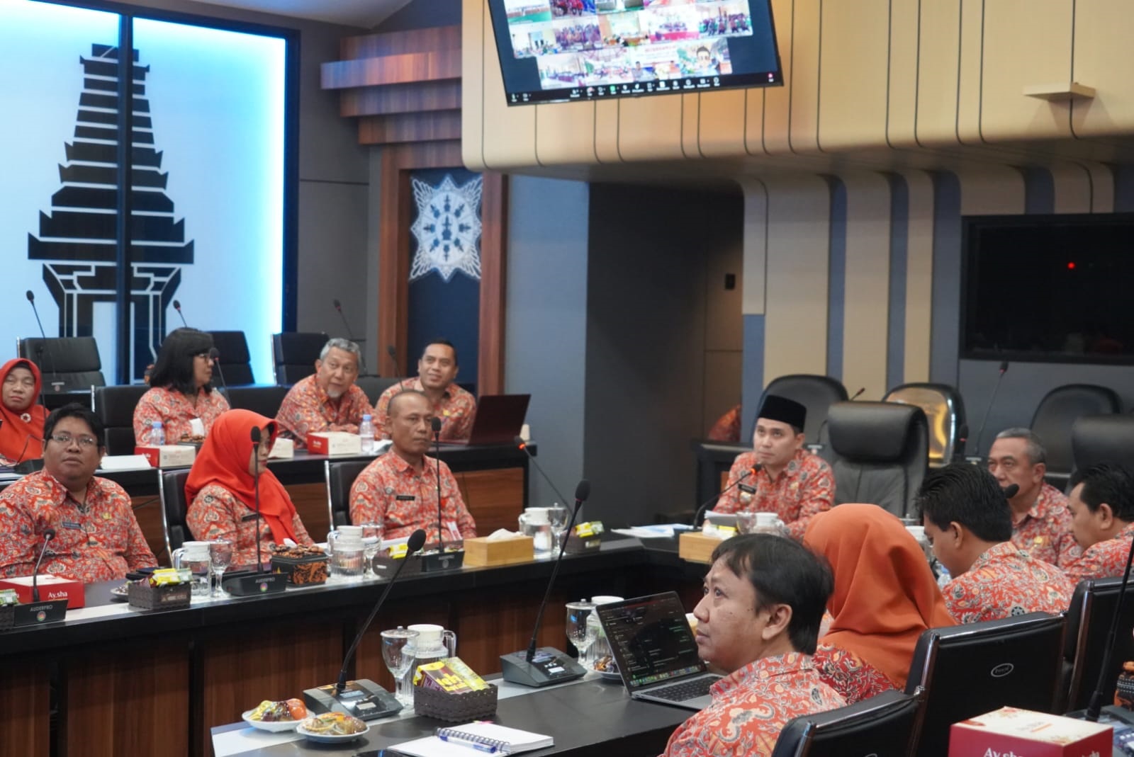 OPTIMISTIS: Bupati Muhammad Albarraa memberikan arahan dalam musrembang kecamatan untuk penyusunan rencana kerja pemerintah daerah tahun 2027, di ruang SBK, Pemkab Mojokerto, kemarin (5/2).