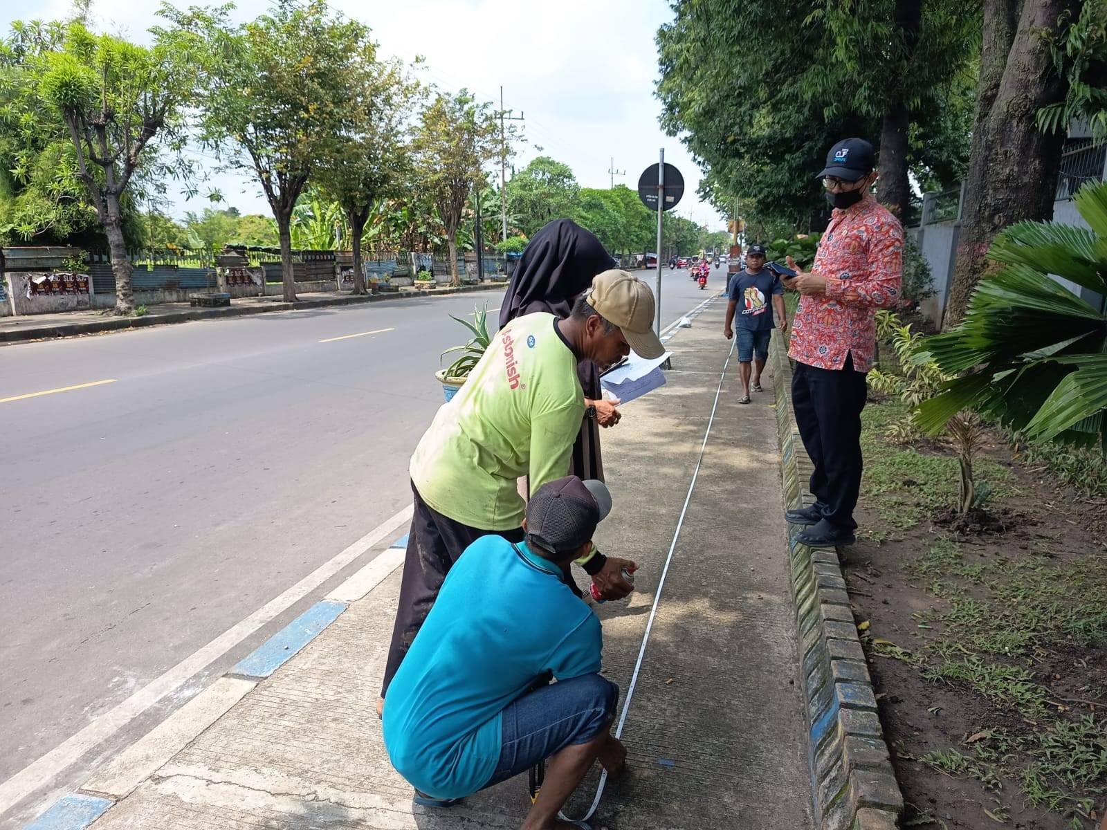 DIPETAKAN: Petugas DPRKP2 Kabupaten Mojokerto bersama perangkat Desa Jotangan, Kecamatan Mojosari, melakukan pengukuran lahan yang bakal dijadikan sebagai pusat pemerintahan Kabupaten Mojokerto, kemar