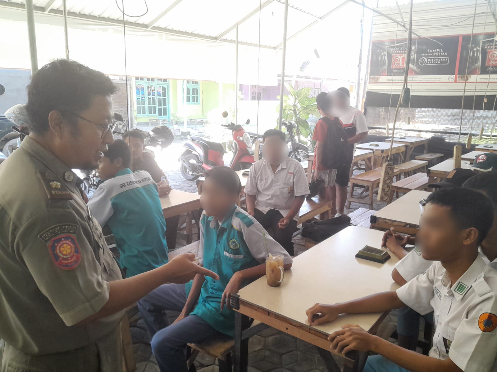 TERCIDUK: Petugas Satpol PP Kabupaten Mojokerto menjaring siswa bolos yang nongkrong di warung kopi saat jam sekolah.