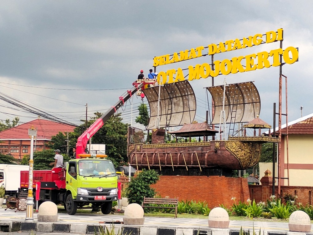 PERAWATAN: Petugas Dinas PUPR Perakim Kota Mojokerto memperbaiki lampu Taman Selamat Datang menggunakan armada skylift, Rabu (4/2).
