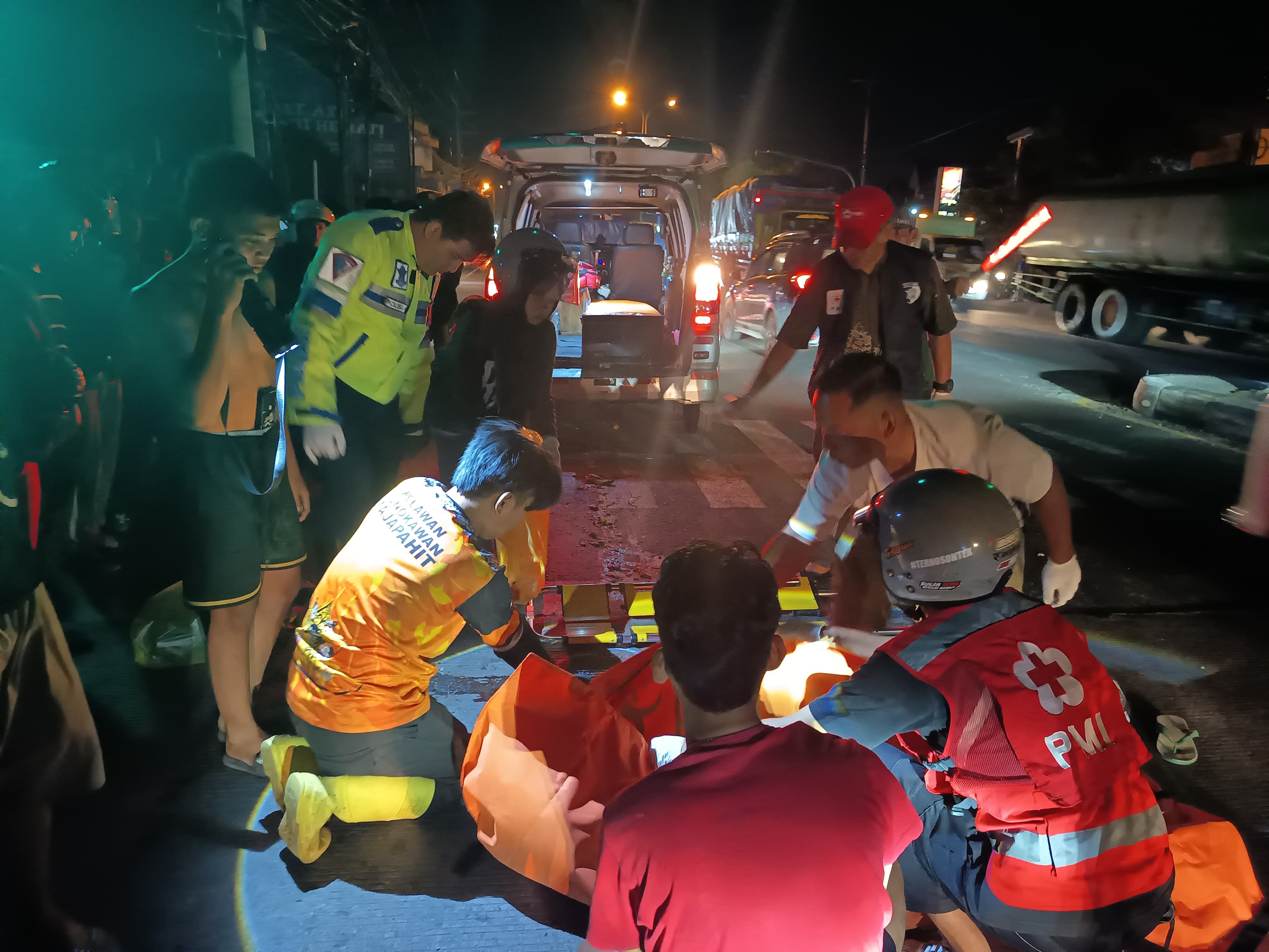 NAHAS: Petugas PMI Kabupaten Mojokerto bersama tim relawan mengevakuasi korban tewas akibat kecelakaan lalu lintas di Jalan Raya Trowulan, Kamis (5/2) malam.&nbsp;