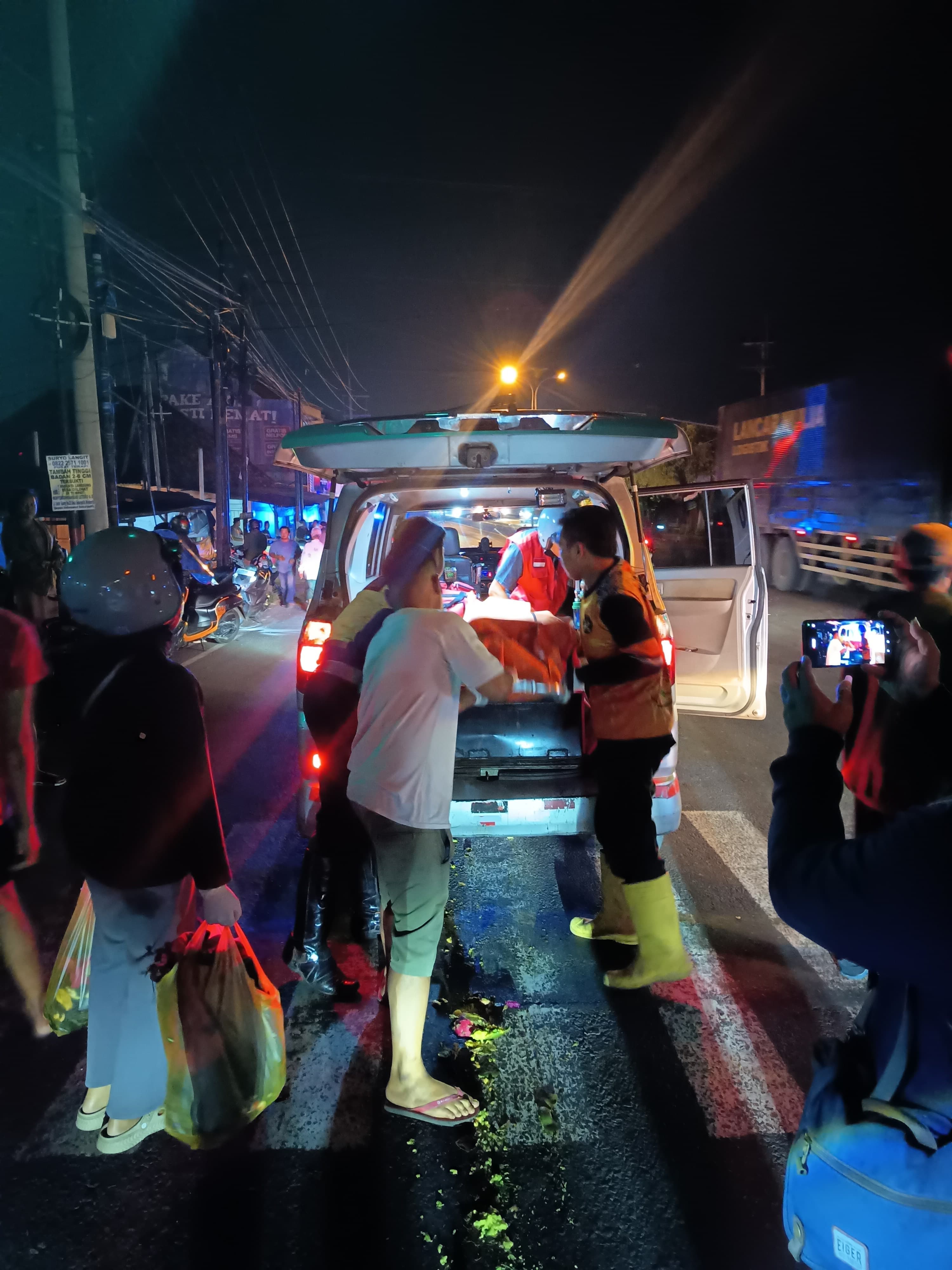NAHAS: Petugas PMI Kabupaten Mojokerto bersama tim relawan mengevakuasi korban tewas akibat kecelakaan lalu lintas di Jalan Raya Trowulan, Kamis (5/2) malam.&nbsp;