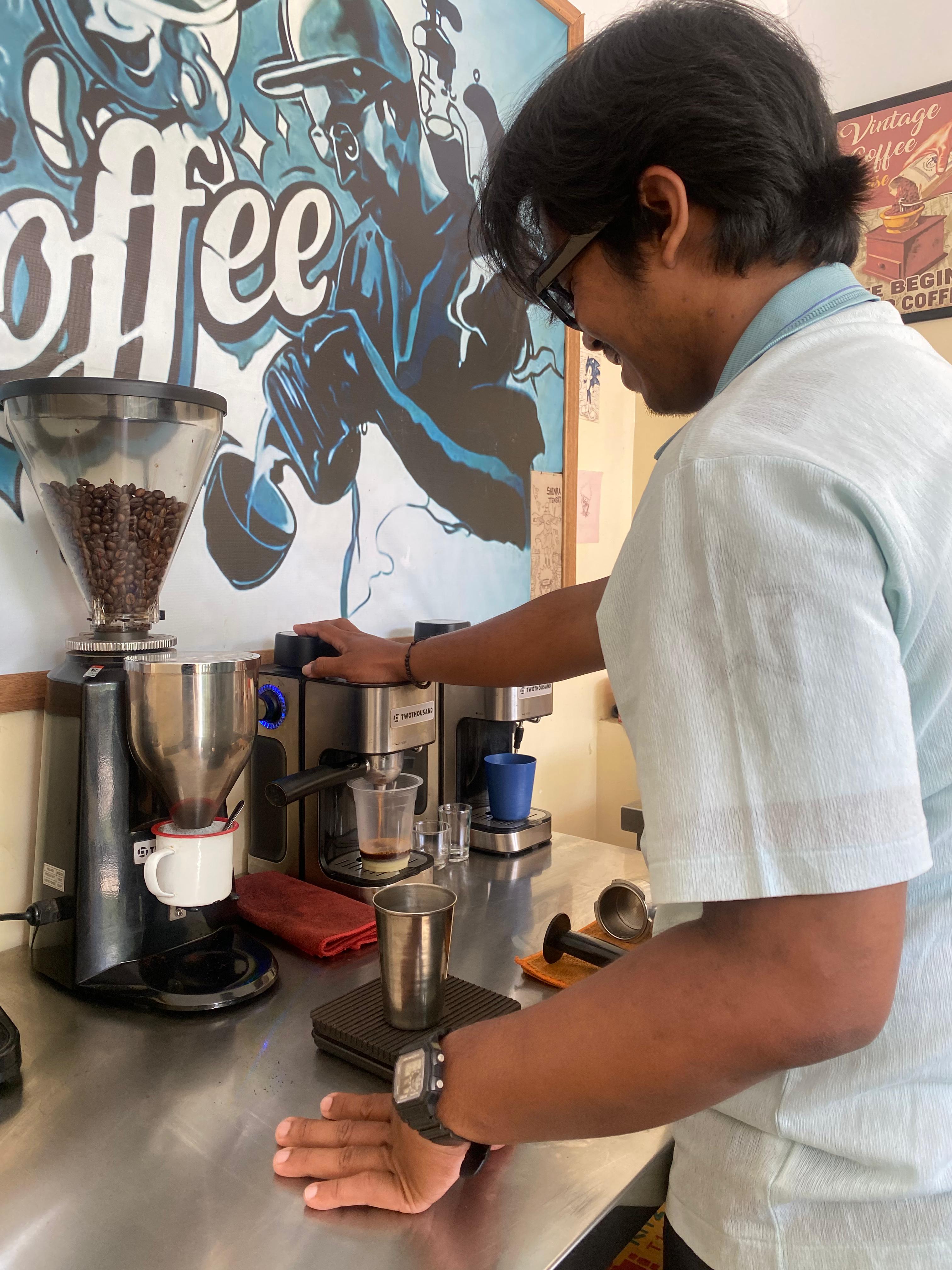 PROSES: Hasan Amirudin, Barista Pondok Kopi sedang menyiapkan kopi untuk pembeli di Pasar Semeru Kota Mojokerto, (6/2) kemarin.
