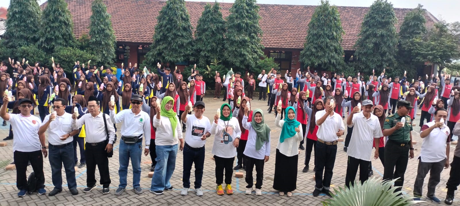 SEHAT DAN KUAT: SMPN 3 Kutorejo melaksanakan gerakan minum susu bersama (Suju), bagian dari pelaksanaan hidup sehat di lingkungan sekolah.&nbsp;