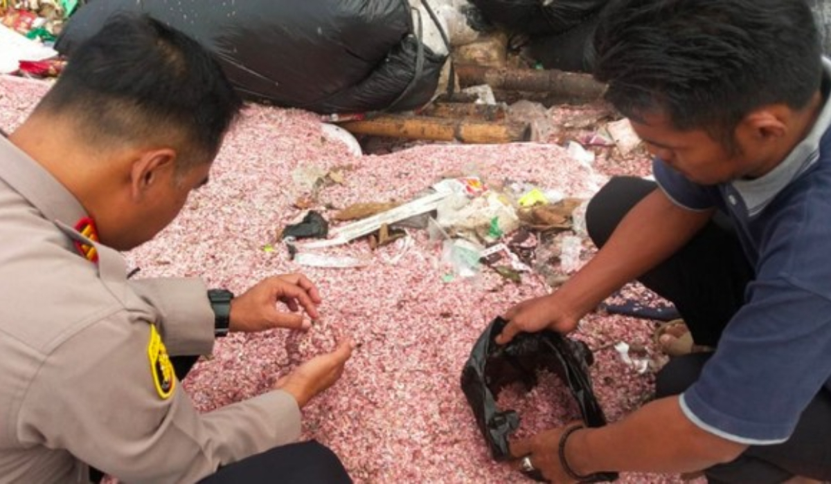 Cacahan Uang Ditemukan Warga di dalam  21 Karung di TPS Setu, Bekasi