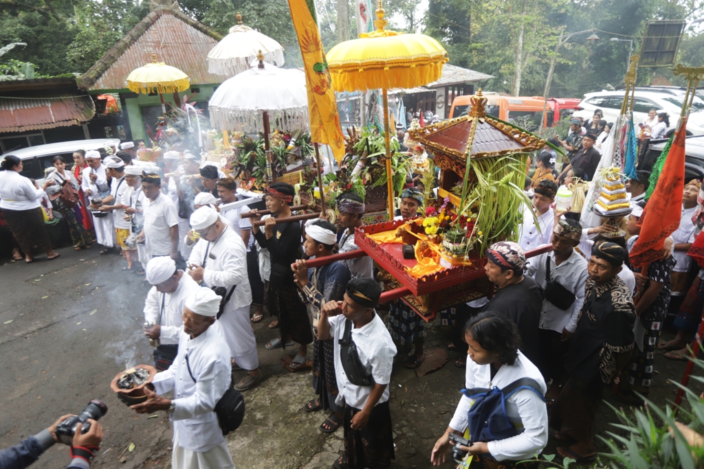 JELANG NYEPI: Masyarakat Hindu melaksanakan upacara Melasti di situs Petirtaan Jolotundo, Desa Seloliman, Kecamatan Trawas, Kabupaten Mojokerto, menjelang Hari Raya Nyepi 1947 Saka pada 23 Maret 2025.