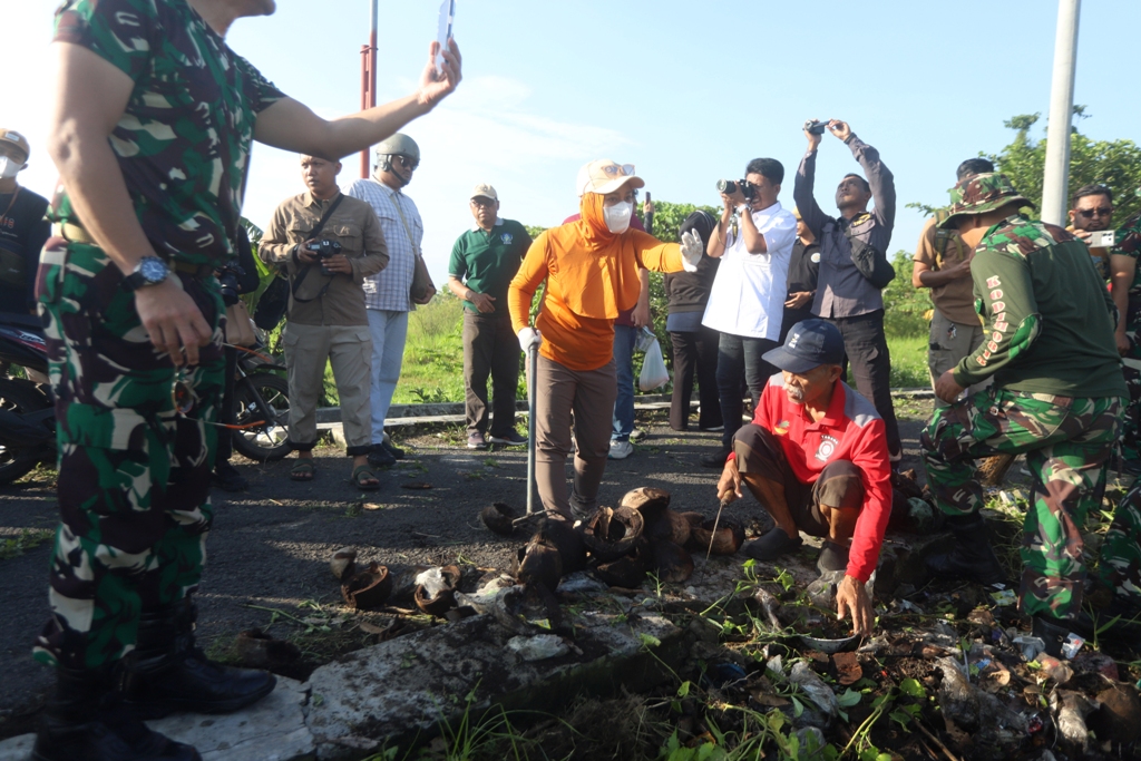 KERJA BAKTI: Wali Kota Mojokerto Ika Puspitasari bersama para pejabat, aparat keamanan, dan masyarakat sekitar membersihkan sampah di Jalan Ken Dedes, Kelurahan Wates, Kecamatan Magersari, kemarin (6/
