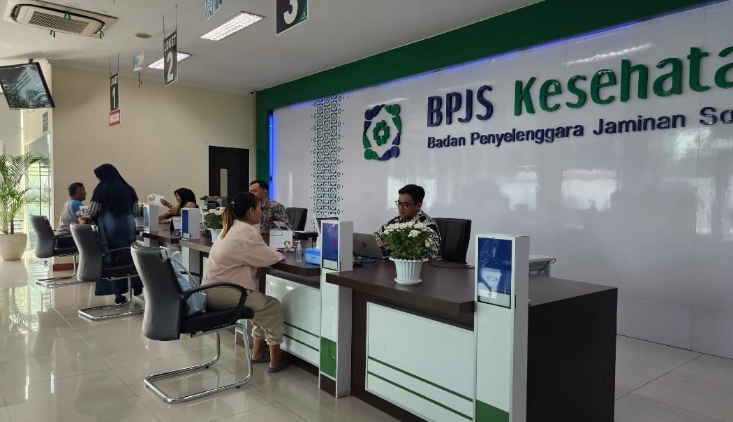 REAKTIVASI: Masyarakat tengah mengantre di loket BPJS Kesehatan. Setelah belakangan ini ramai peserta PBI JKN dinonaktifkan.