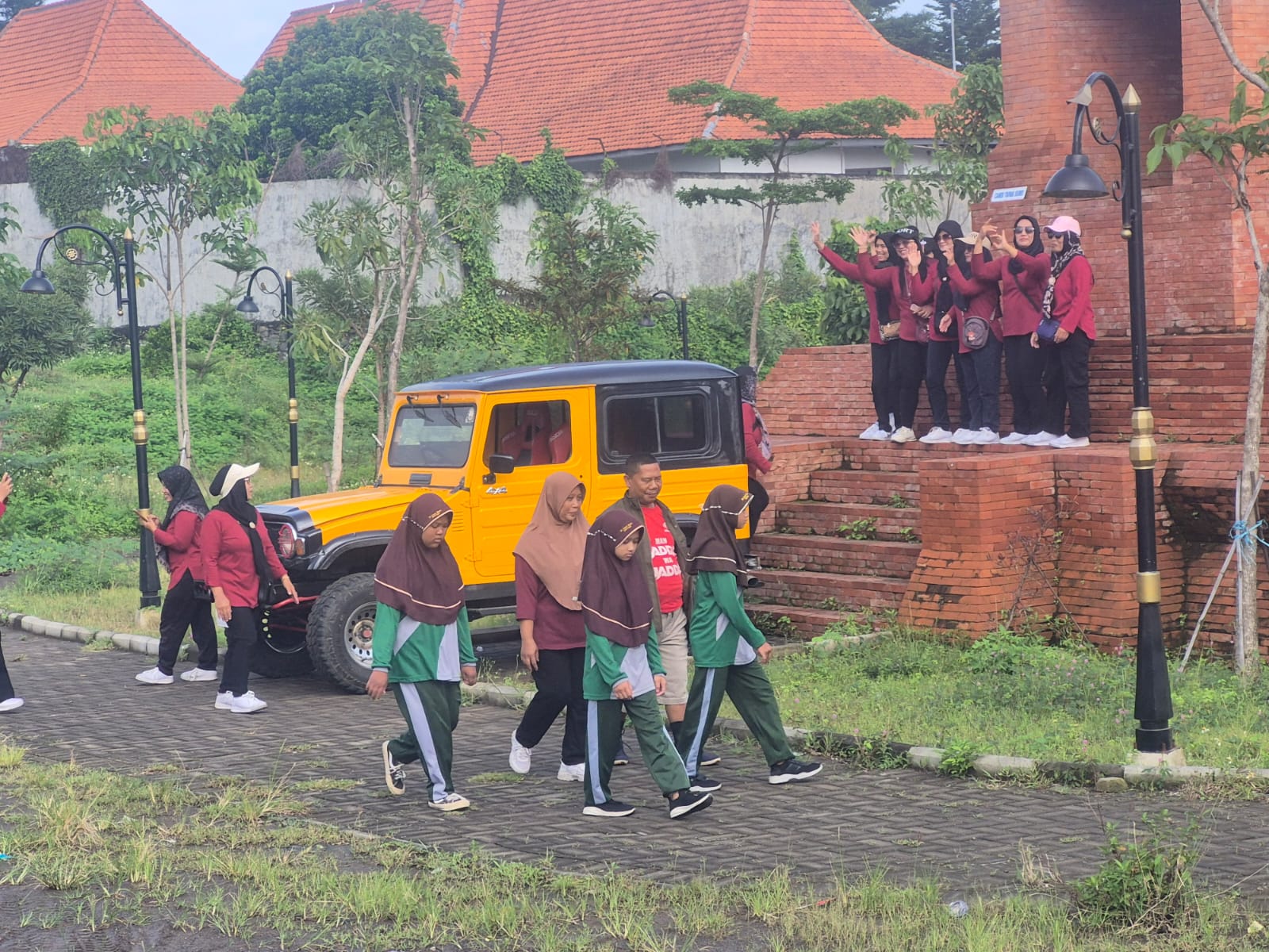 Wisata Jatirejo Majapahit Park (JMP) di Desa/Kecamatan Jatirejo, Kabupaten Mojokerto menjadi salah satu pilihan alternatif untuk berwisata keluarga. Bahkan, saat weekend menjadi jujukan warga sekitar