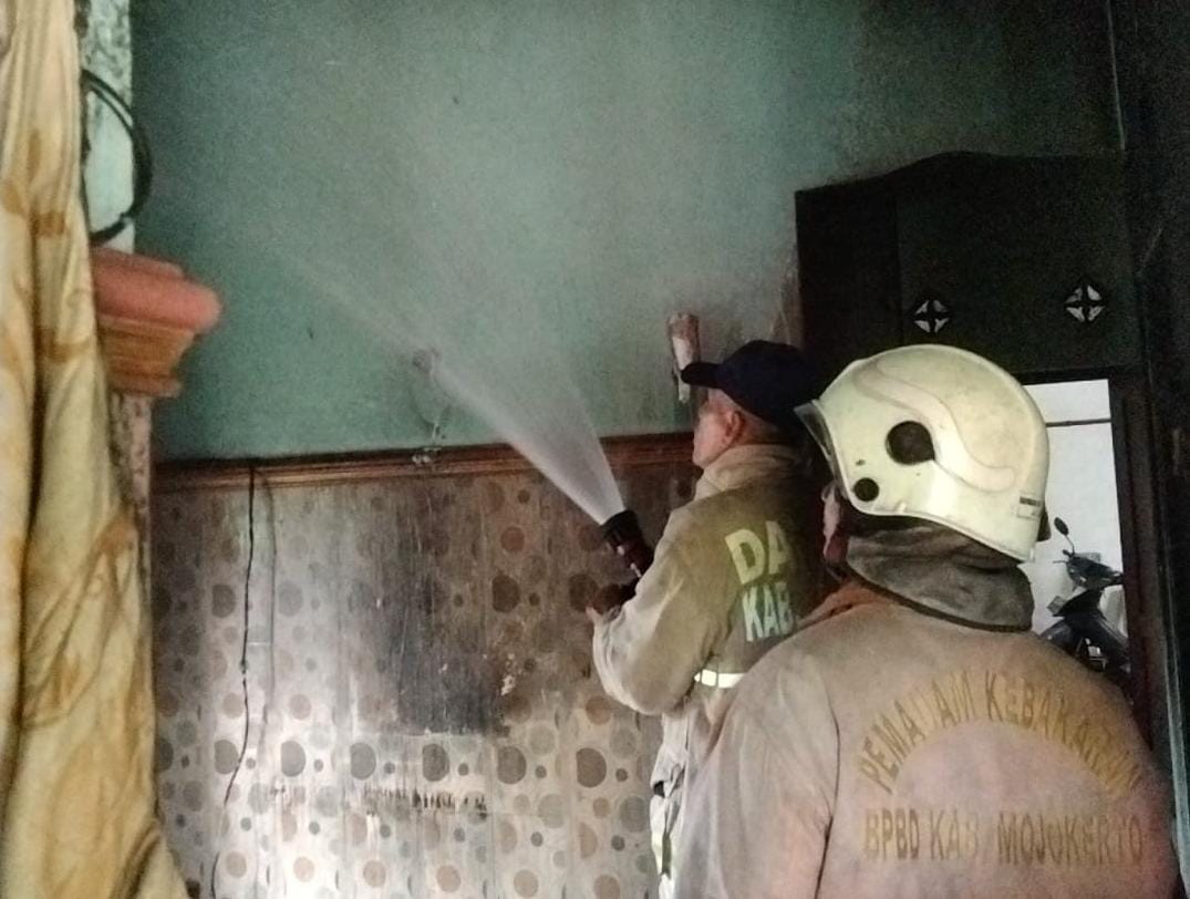 DIJINAKKAN: Petugas Damkar BPBD Kabupaten Mojokerto saat melakukan upaya pemadaman kabakaran yang melanda rumah warga, Kamis (5/2).