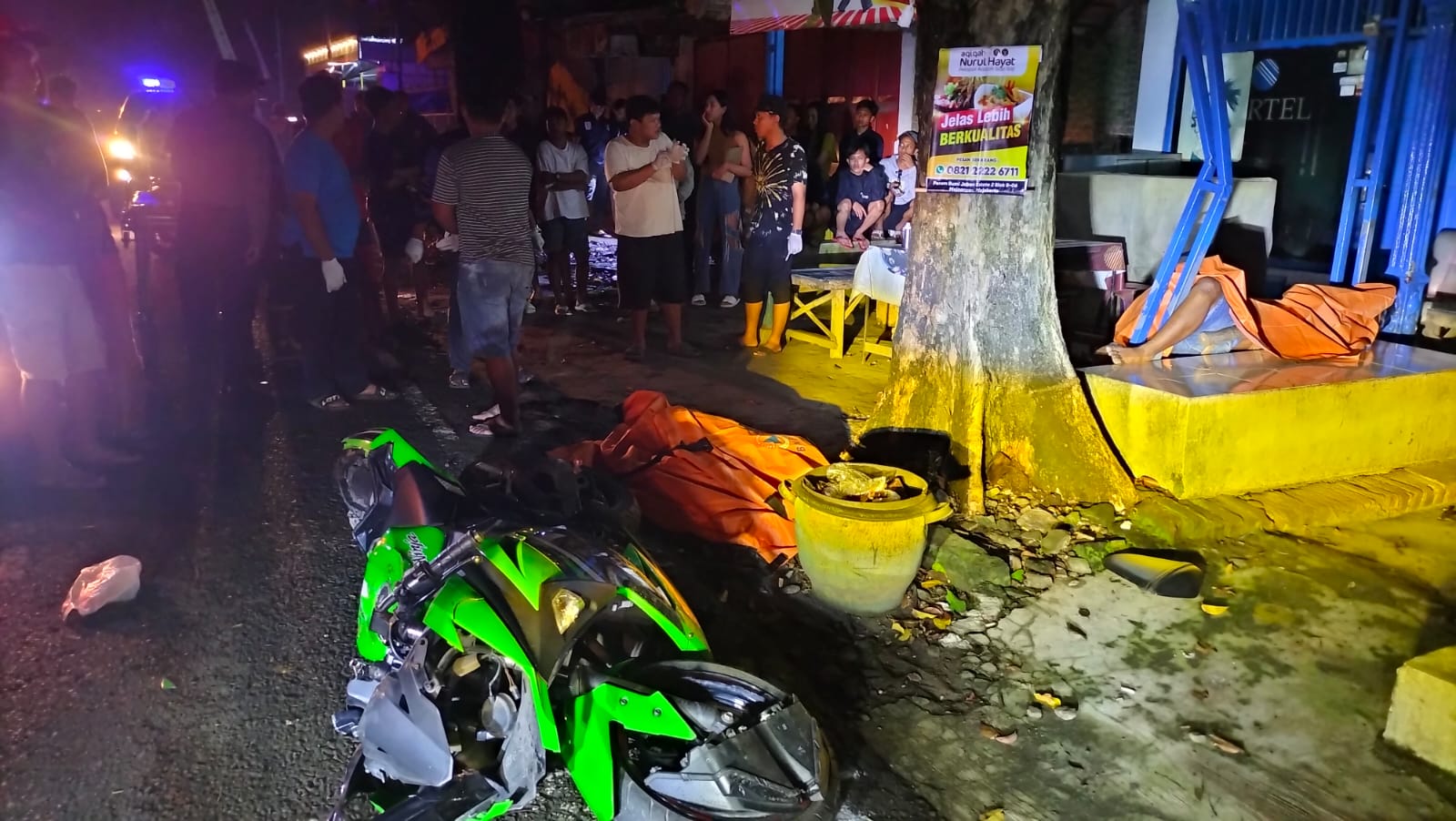 TRAGIS: Dua korban meninggal dunia akibat kecelakaan tunggal di Desa Jotangan, Kecamatan Mojosari, dievakuasi petugas PMI Mojokerto dan relawan ke RSUD Prof. dr. Soekandar, Kecamatan Mojosari.