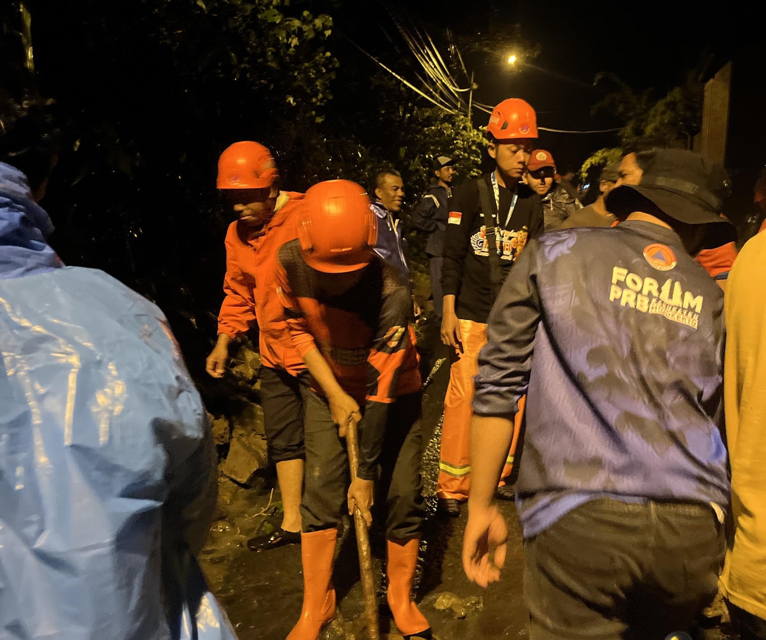TERDAMPAK: Personel BPBD Kabupaten Mojokerto bersama tim gabungan melakukan upaya evakuasi material longsor di Desa Kedungudi, Kecamatan Trawas, Kamis (5/2) malam.