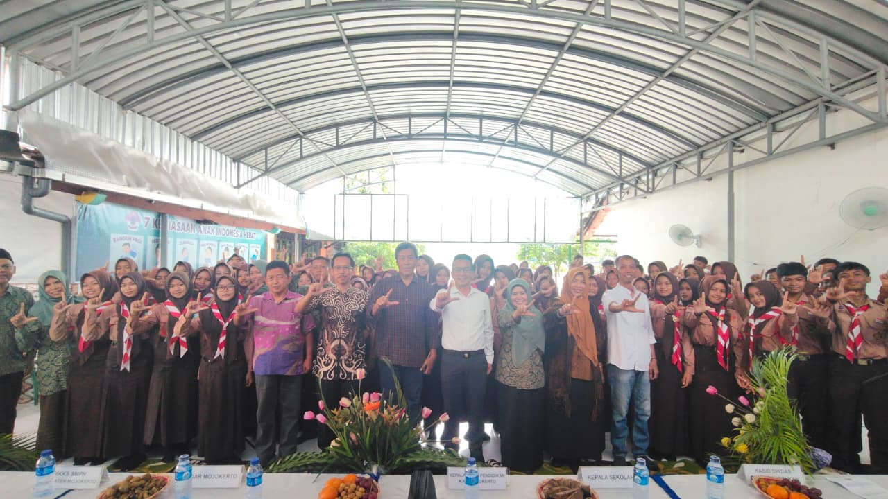 SEMANGAT KONVERGENSI: Kepala Dispendik Kabupaten Mojokerto Amsar Azhari Siregar bersama Direktur Jawa Pos Radar Mojokerto M. Nur Kholis membuka program Jurnalis Mengajar di SMPN 3 Kutorejo, Sabtu (7/2