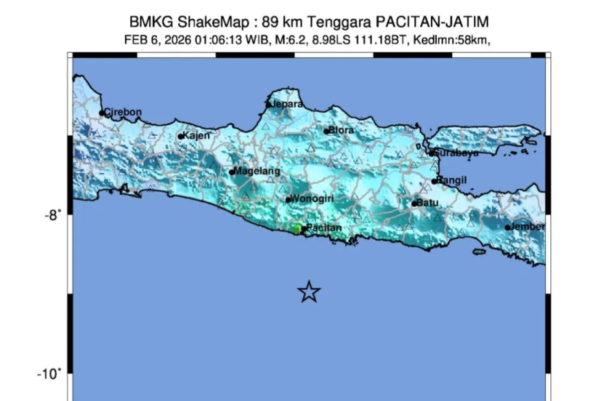Pusat gempa berada di laut dengan jarak sekitar 89&ndash;90 km tenggara Kabupaten Pacitan.