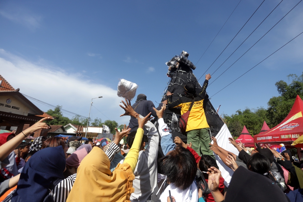 Tumpeng Sepatu selalu ditampilkan saat giat ruwah Desa Medali.