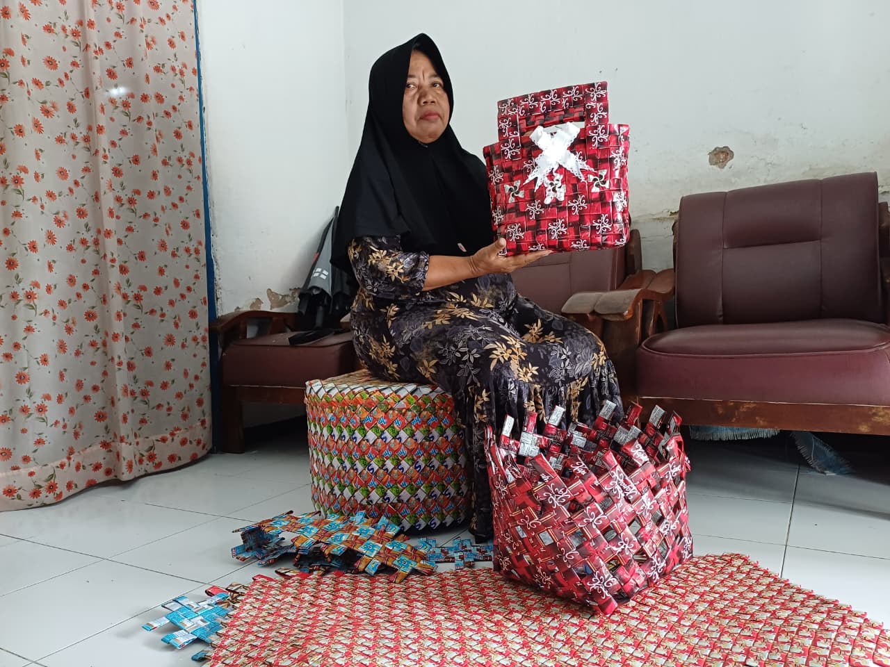 KREASI WARGA: Warga Kelurahan Sarirejo, Kecamatan Mojosari menunjukkan kreasi olahan sampah kemasan plastik menjadi produk multiguna.