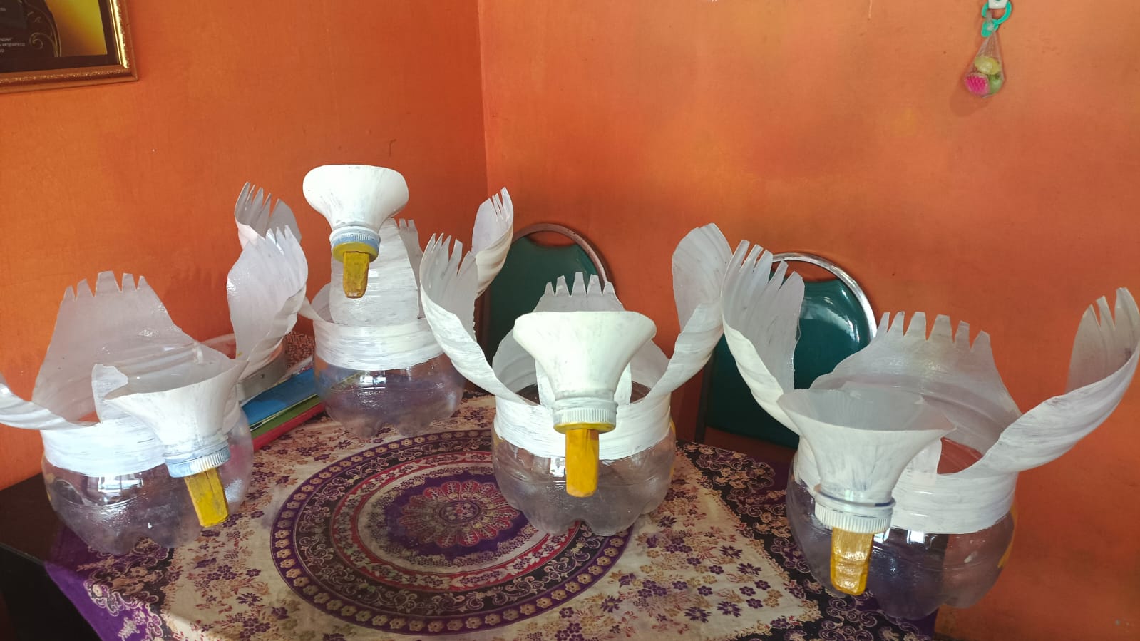 PRODUK BARU: Aneka pot dan cikrak hasil buatan warga Desa Sumbergirang, Kecamatan Puri berbahan dari sampah barang bekas.