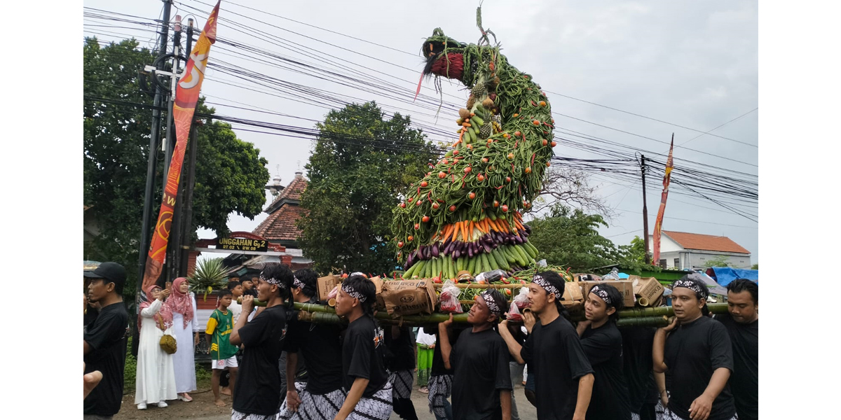 Festival Gunungan perdana Desa Banjaragung, Kecamatan Puri, Minggu (8/2/2026), melibatkan enam dusun yang mengarak gunungan hasil bumi sebagai simbol kebersamaan dan pelestarian budaya ruwah desa.