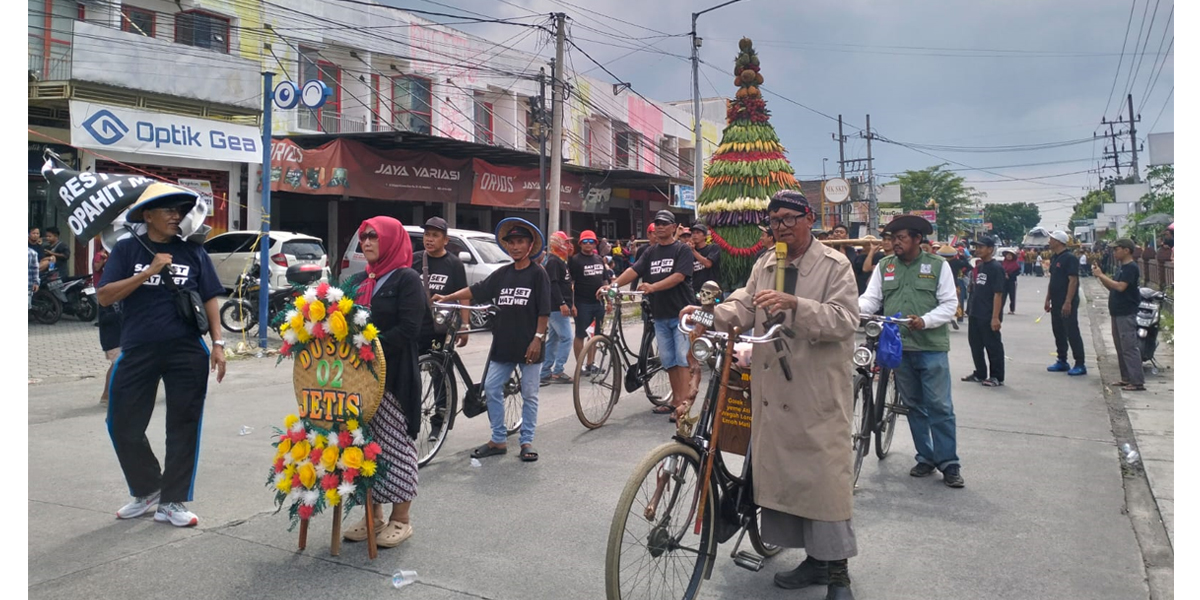 Festival Gunungan perdana Desa Banjaragung, Kecamatan Puri, Minggu (8/2/2026), melibatkan enam dusun yang mengarak gunungan hasil bumi sebagai simbol kebersamaan dan pelestarian budaya ruwah desa.