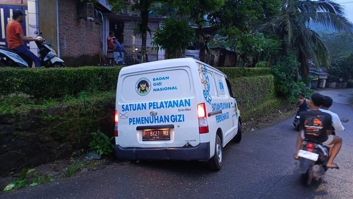 Mobil MBG pecah ban setelah menabrak pagar Sekolah Dasar (SD) di Kebumen Jawa Tengah