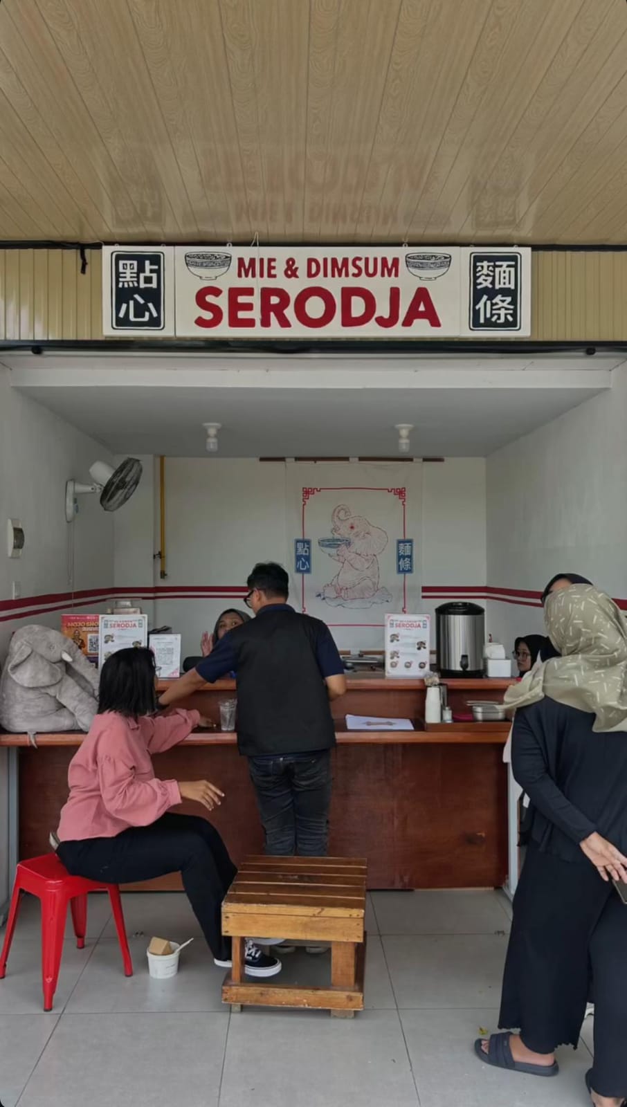 ANTRE: Pengunjung Pasar Semeru sedang antre pesan menu makanan di stan Mie dan Dimsum Serodja disekitar kawasan Taman Kuliner.