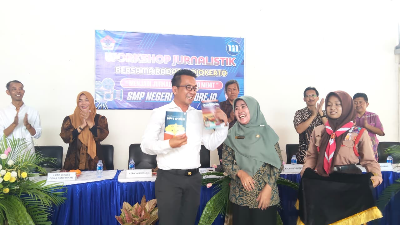 KOLABORASI LITERASI: Kepala Dispendik Kabupaten Mojokerto Amsar Azhari Siregar bersama jajaran, Direktur JPRM M. Nur Kholis, dan Kepala SMPN 3 Kutorejo Khusnul Mudawah dan para siswa SMPN 3 Kutorejo d
