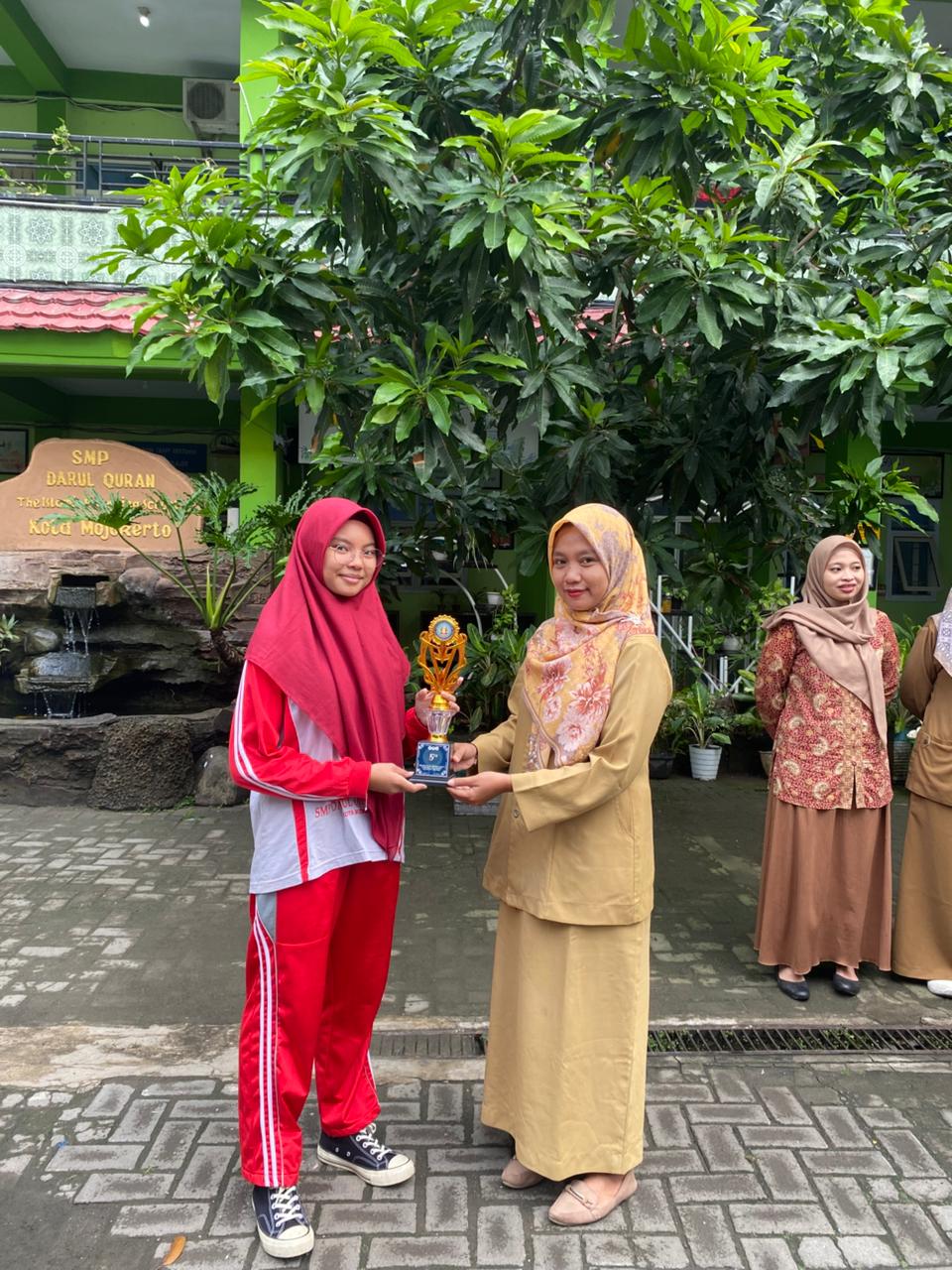 PROGRAM UNGGUL: Kepala SMP Darul Quran The Islamic Boarding School Kota Mojokerto Dewi Maimunah bersama para siswa dalam kegiatan program SSK.