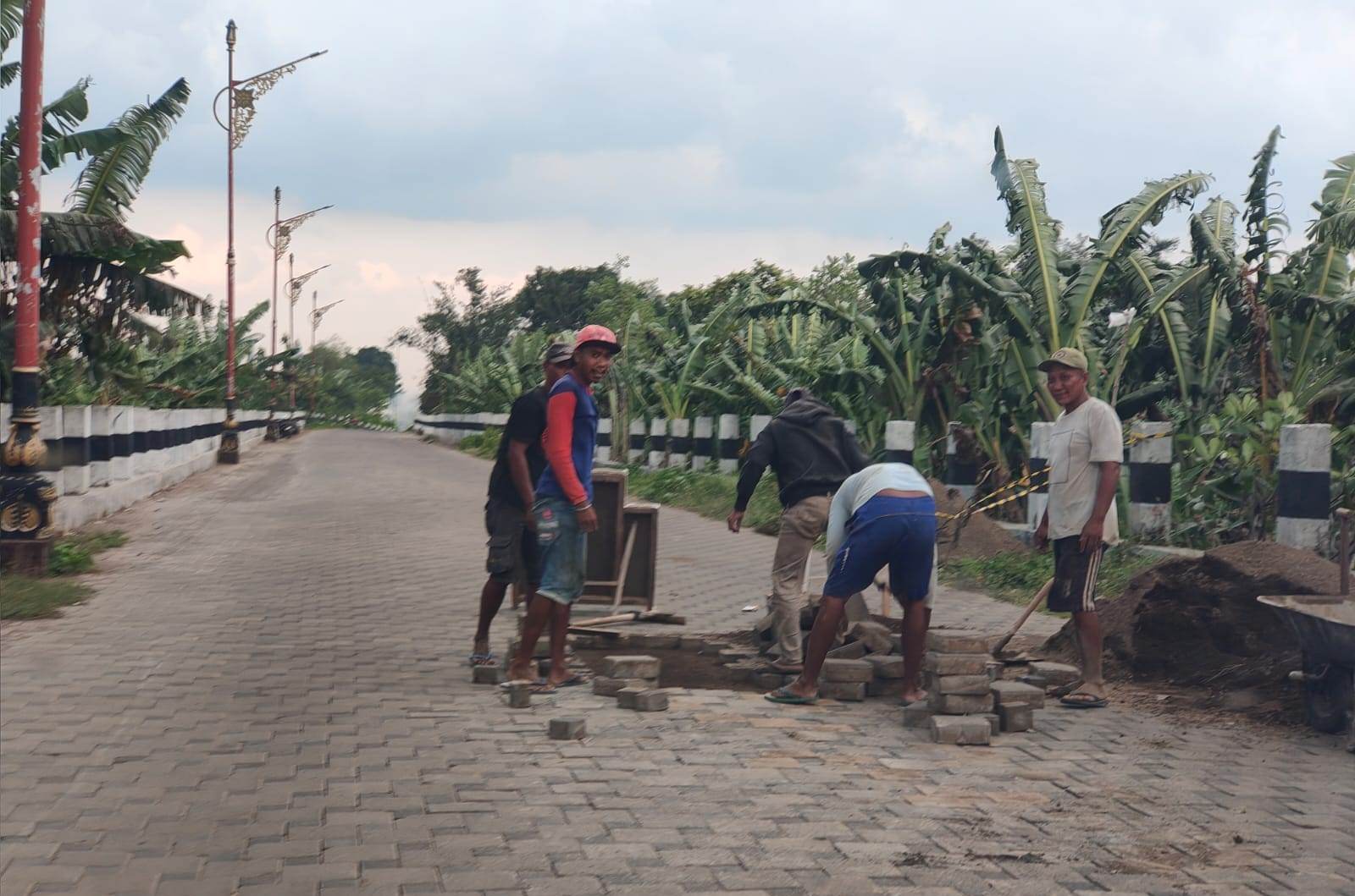 TAK BERTAHAN LAMA: Pekerja membongkar paving di Jalan Ir. Soekarno di kawasan TBM, Kecamatan Prajurit Kulon, Kota Mojokerto, Jumat (6/2).