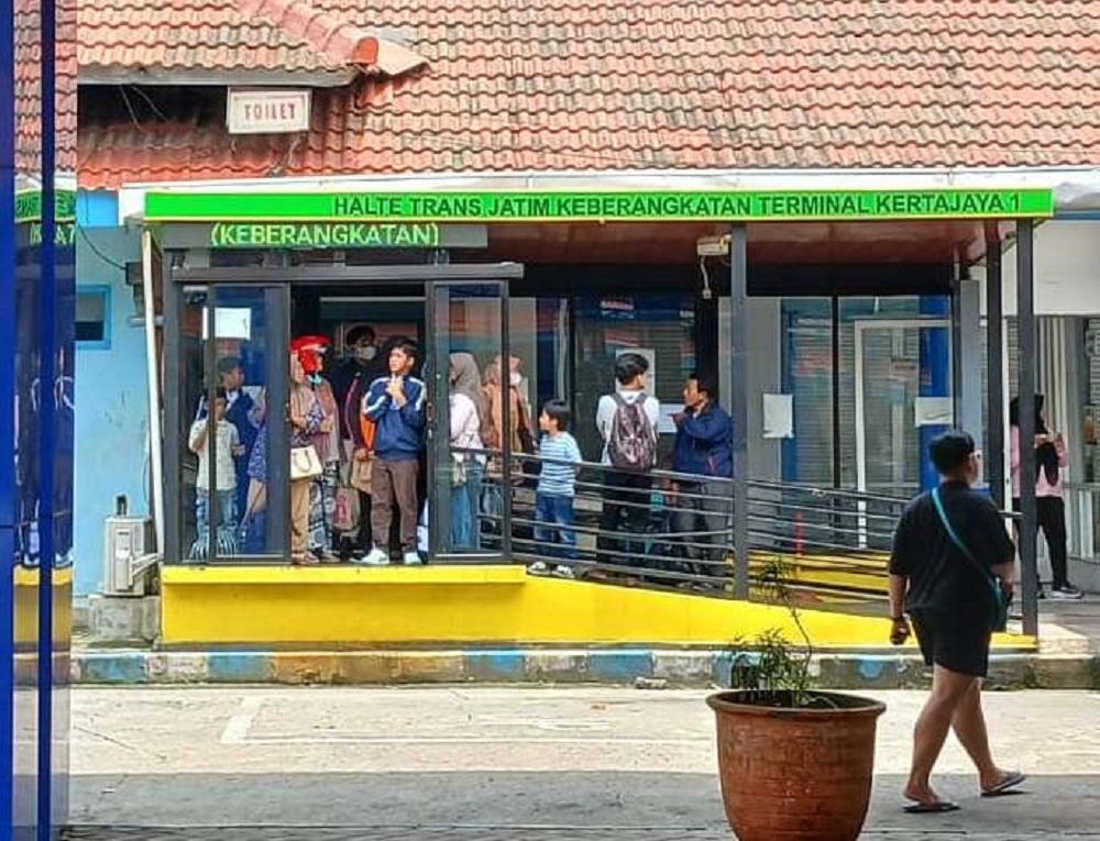 RAMAI: Calon penumpang Trans Jatim Koridor II Mojokerto-Surabaya menunggu bus di Halte Keberangkatan Terminal Kertajaya, Kota Mojokerto, kemarin (9/2).