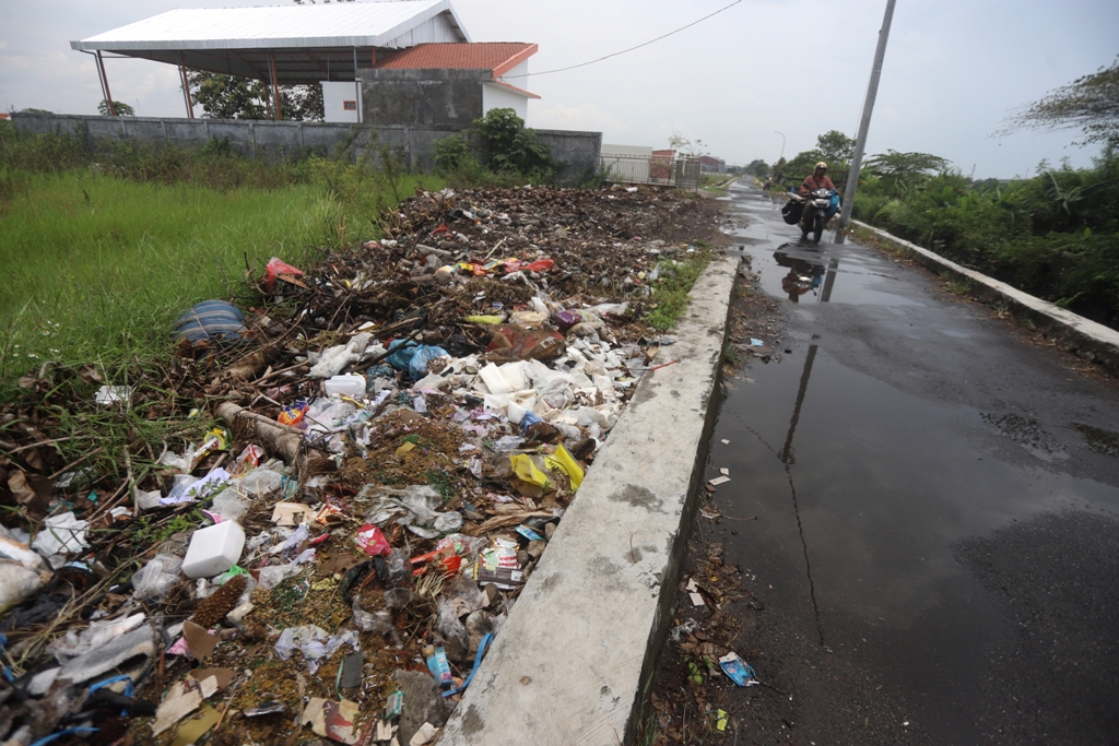 MENGGANGGU: Sepanjang aliran air sungai di kawasan Jalan Ken Dedes, Kelurahan Wates, Kecamatan Magersari, masih menjadi sasaran pembungan sampah rumah tangga, plastik, bahkan kasur.