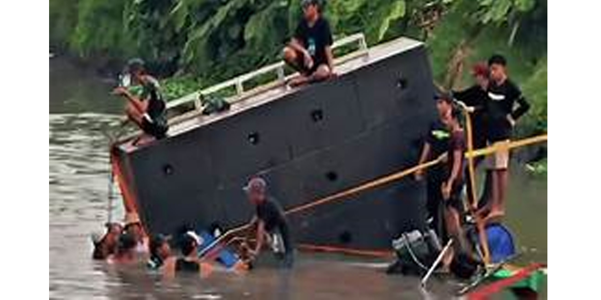 Perahu bermuatan sound horeg milik peserta tradisi Nyadran tenggelam di Sungai Balongdowo, Kecamatan Candi, Sidoarjo
