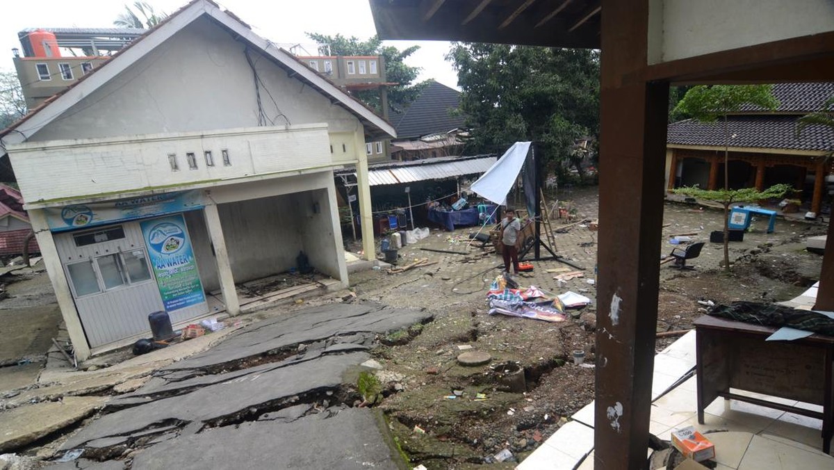 Fenomena tanah bergerak akibatkan ratusan rumah warga rusak. Foto (CNN Indonesia)