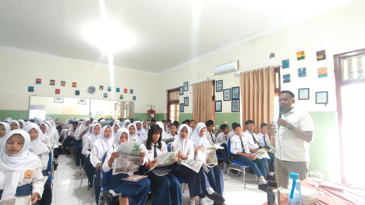 MENYIMAK MATERI: Wartawan Jawa Pos Radar Mojokerto Farisma Romawan membeberkan materi dasar-dasar jurnalistik bagi siswa sebelum berpraktik.