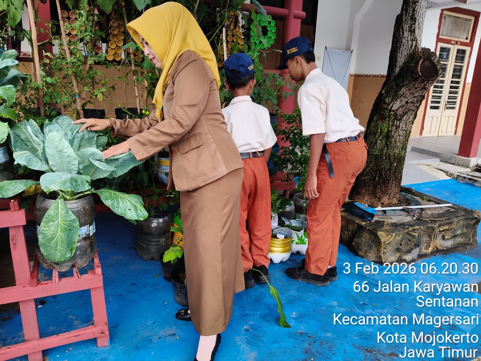 SIAP MELAJU: Kepala SMPN 7 Evi Poespito Hany mendampingi siswa menerapkan program green school.