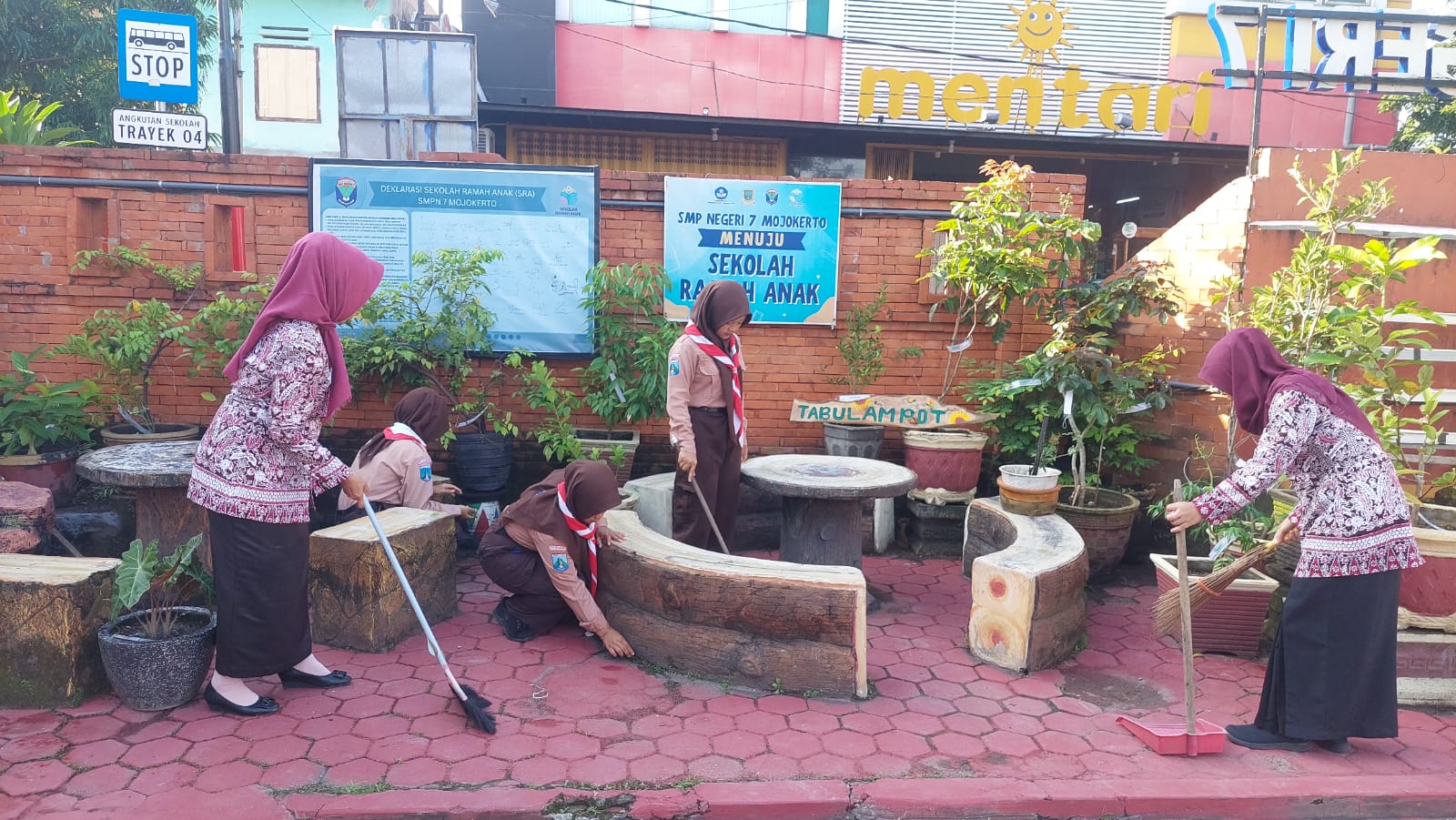 DUNIA LITERASI: Siswa SMPN 7 Mojokerto mengeksplorasi lingkungan sekitar sembari mempraktikan diri sebagai jurnalis dalam 60 menit.