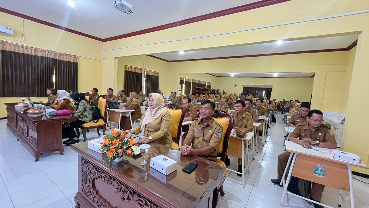 TEPAT SASARAN: Kepala, pengelola keuangan BPOPP, dan bendahara BOS SMA/SMK/SLB negeri Kabupaten dan Kota Mojokerto menyimak pemaparan materi pengelolaan keuangan sekolah di SMAN 1 Sooko.