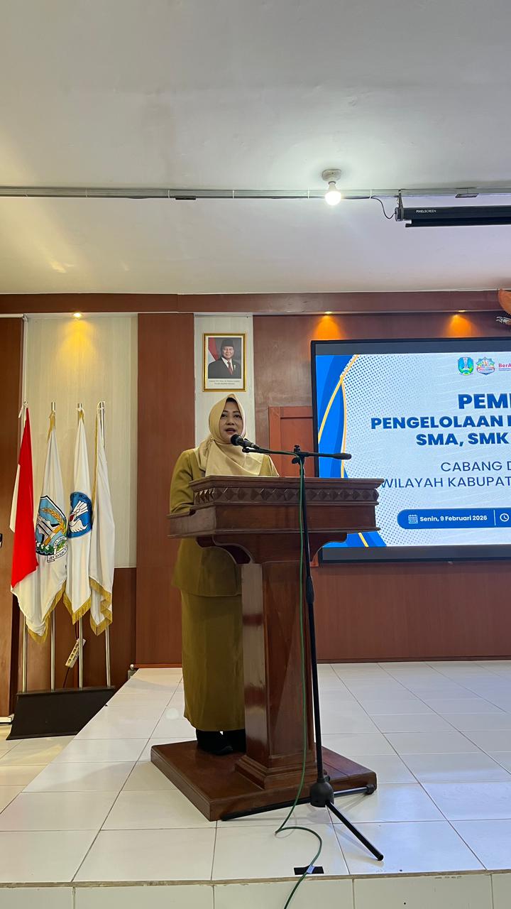 PEMBINAAN: Kepala Cabdindik Wilayah Kabupaten dan Kota Mojokerto Pinky Hidayati membuka kegiatan pembinaan pengelolaan keuangan sekolah, kemarin (9/2).