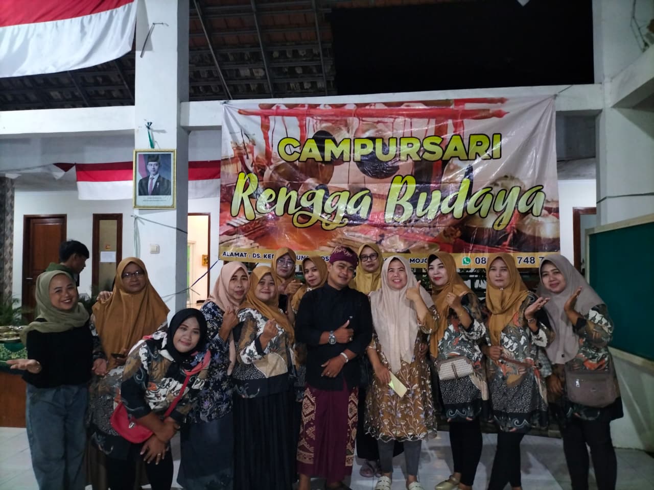 KEARIFAN LOKAL: Pemdes Gebangmalang, Kecamatan Mojoanyar, menggelar ruwah desa dengan hiburan campursari di balai desa setempat, Sabtu (7/2) malam.
