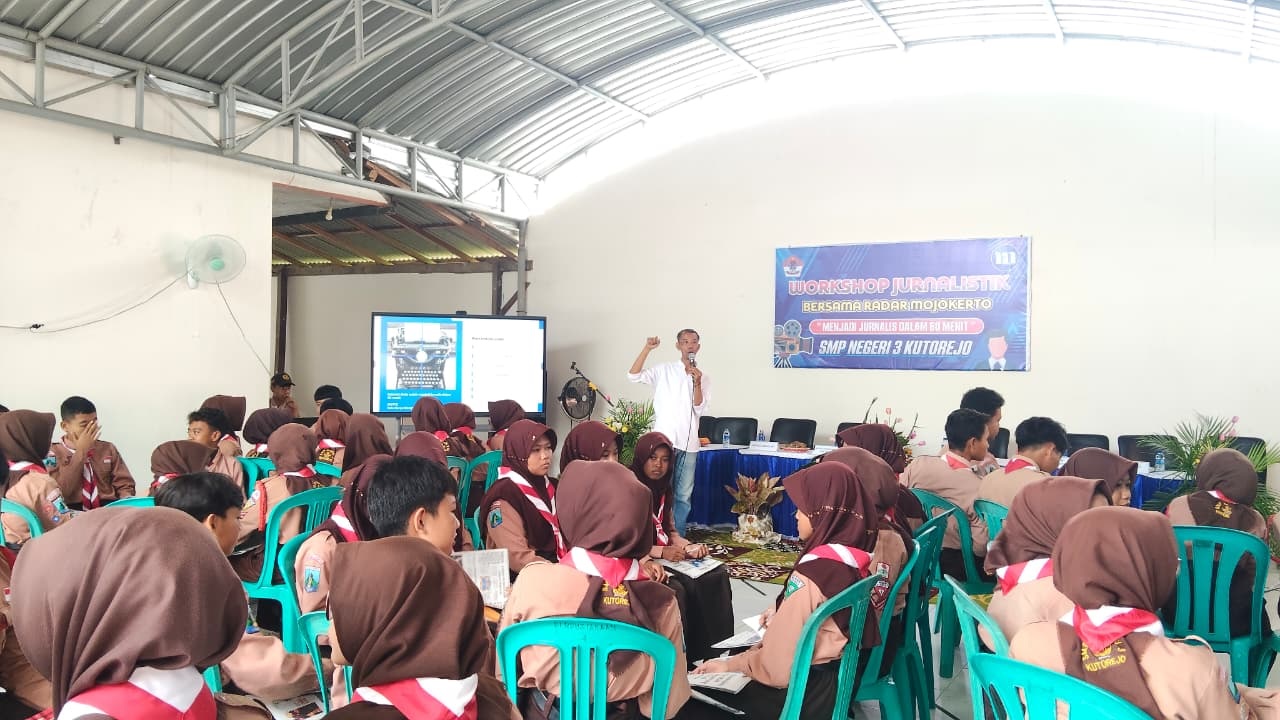 RAPAT REDAKSI: Siswa SMPN 3 Kutorejo berdiskusi layaknya rapat redaksi menentukan tema liputan dibimbing Pemimpin Redaksi Jawa Pos Radar Mojokerto Moch. Chariris, Sabtu (7/2).
