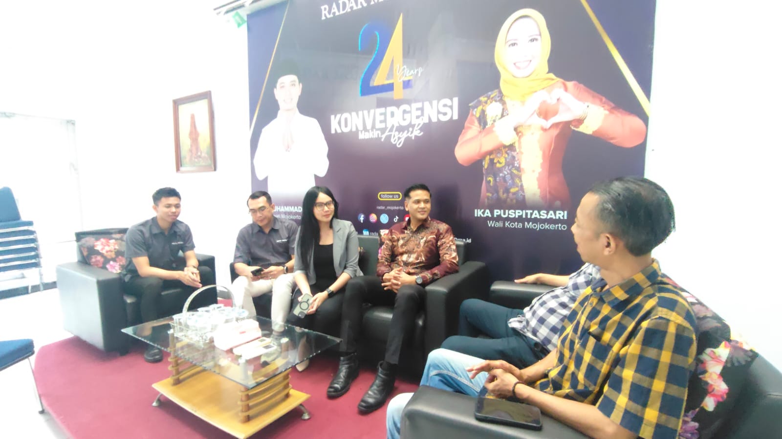 SEMANGAT KONVERGENSI: Manajemen Aston Mojokerto Hotel & Conference memberikan kejutan dalam peringatan HPN 2026 kepada Jawa Pos Radar Mojokerto, kemarin (9/2).