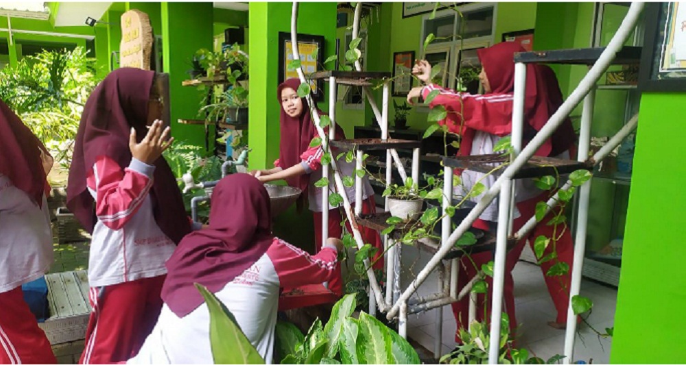 JAGA IMAN: Sebagai sekolah Adiwiyata, SMP Darul Quran The Islamic Boarding School melaksanakan program green school di lingkungan.