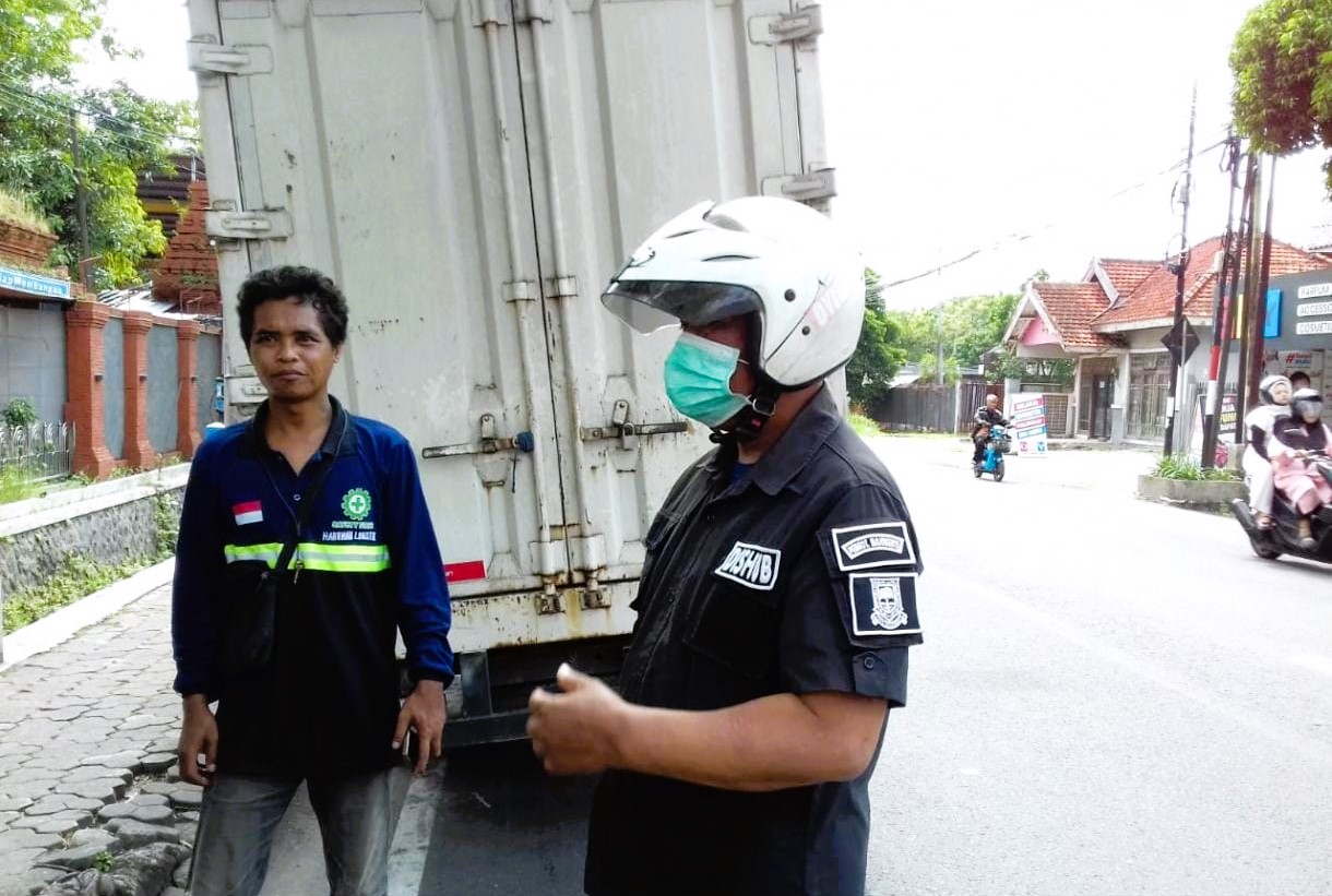 PENGAWASAN: Petugas Dishub meminta sopir truk memindah kendaraan dari area larangan parkir di Jalan Raden Wijaya, Kota Mojokerto, beberapa waktu lalu.&nbsp;